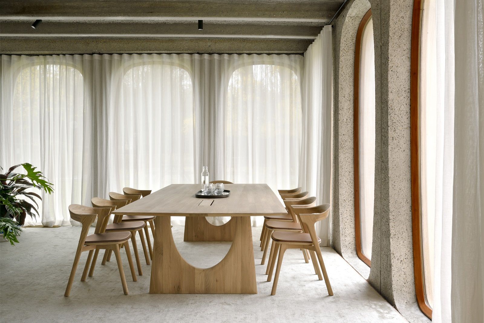 Geometric Meetingtisch mit Kabelboxen Eiche lackiert Ethnicraft