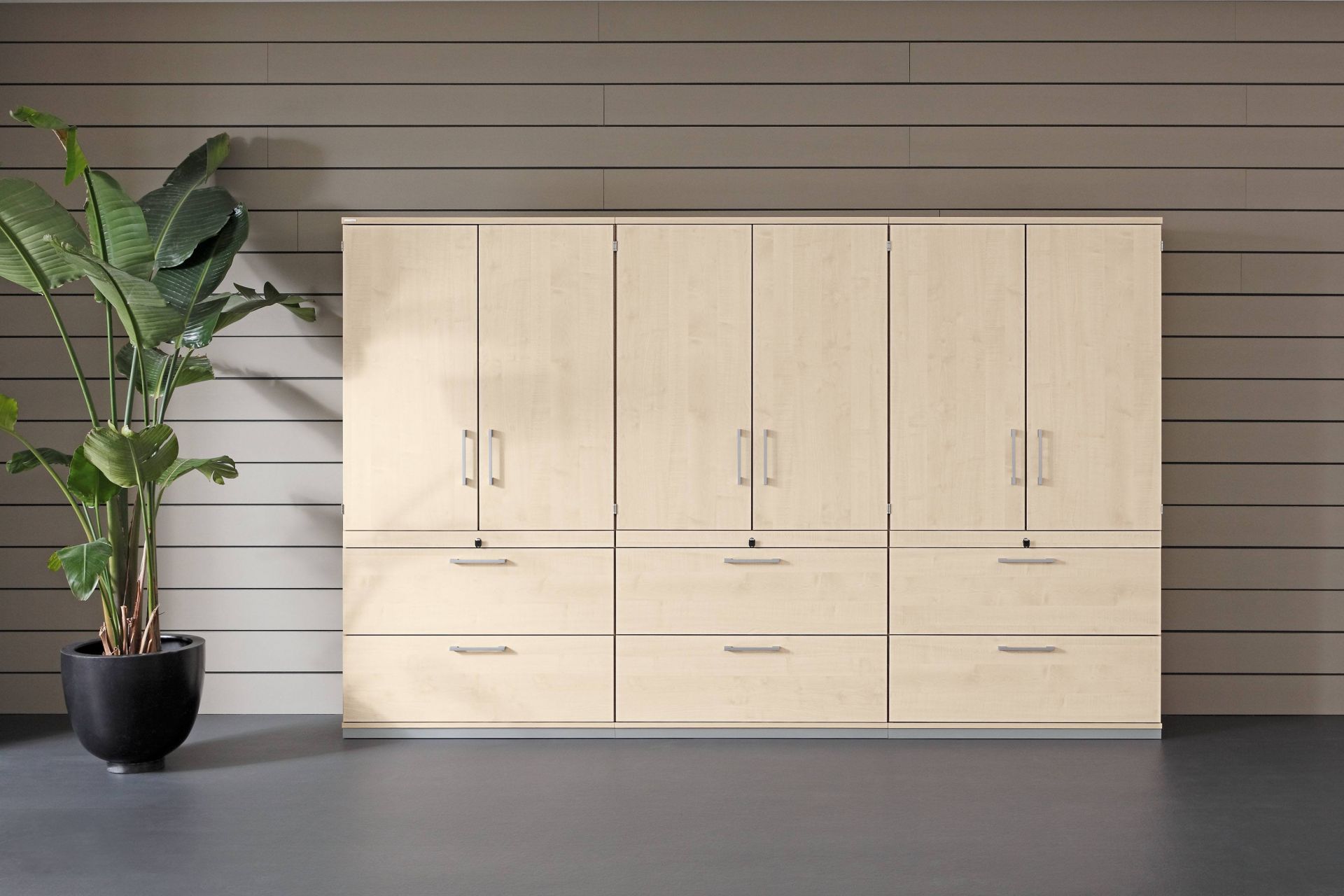 Prisma 2 Palmberg Drehtürenschrank, helles Holz, mit Schubladen und silbernen Griffen für Büro und Arbeitszimmer.