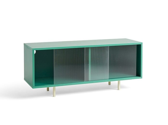 Mintfarbenes Sideboard mit Glasschiebetüren von Hay, modernes Möbelstück für Wohnzimmer und Esszimmer.