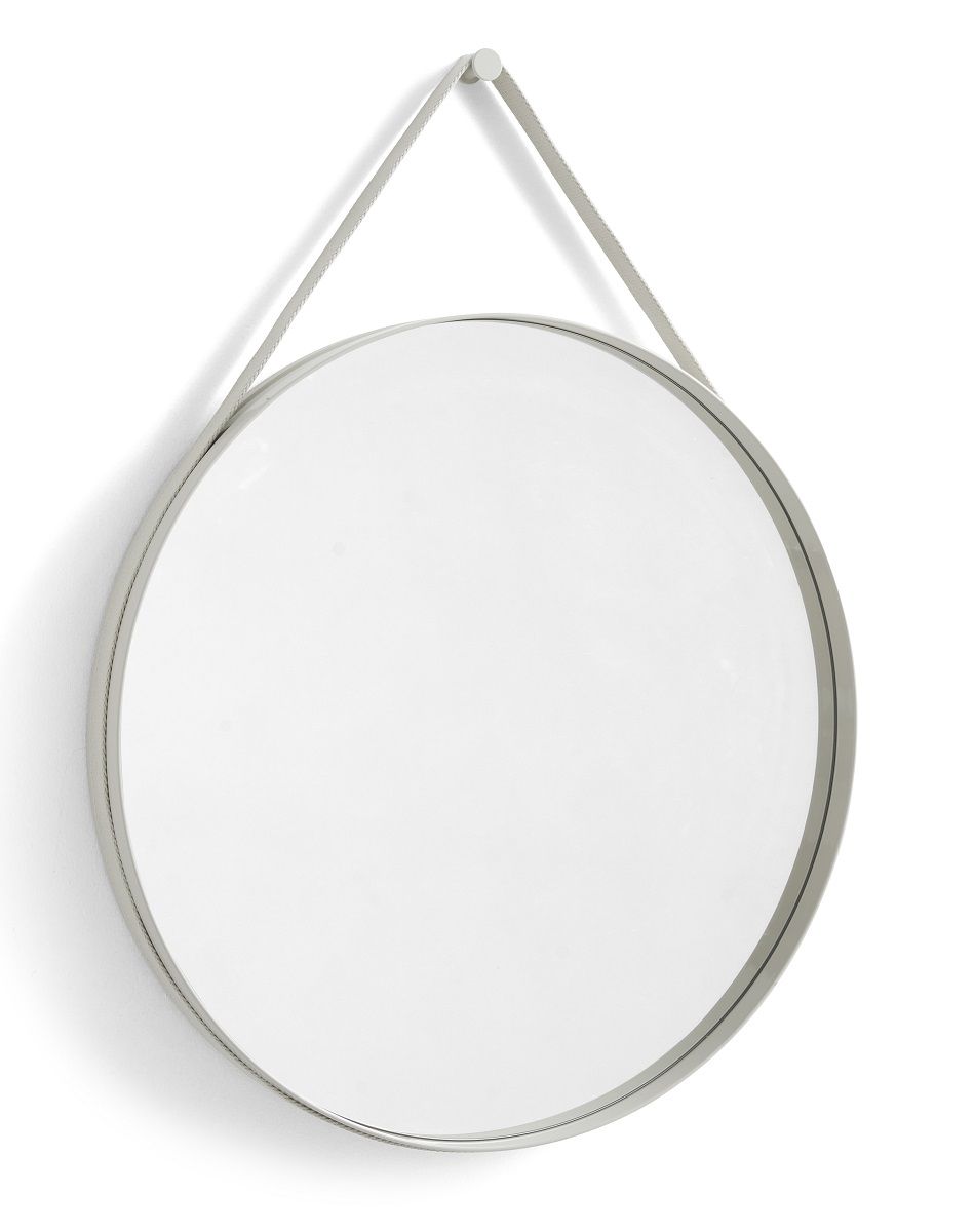 Hellgrauer, runder Wandspiegel (Strap Mirror) mit Aufhängung aus Textilband, Durchmesser 70 cm.