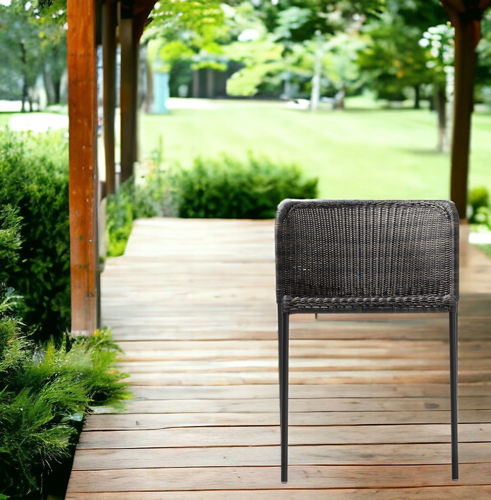 Santa Lucia Outdoor Stuhl von Richard Lampert, Rattan Gartenstuhl auf Holzterrasse.