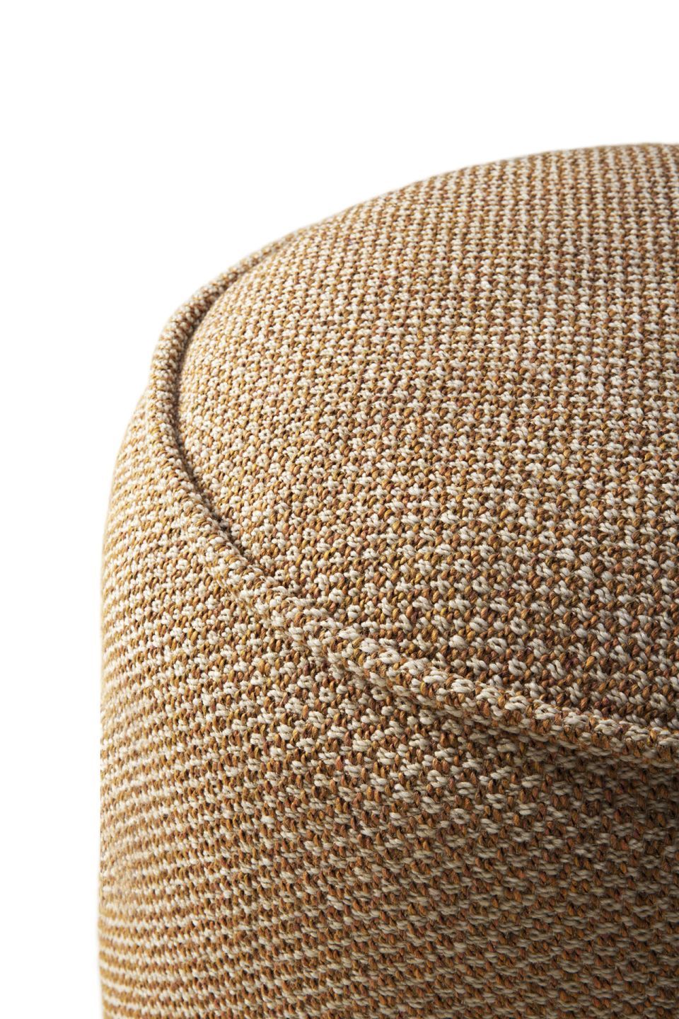 Detailaufnahme des Ethnicraft Donut Sitzhockers in Marsala, ideal für den Outdoor-Bereich.