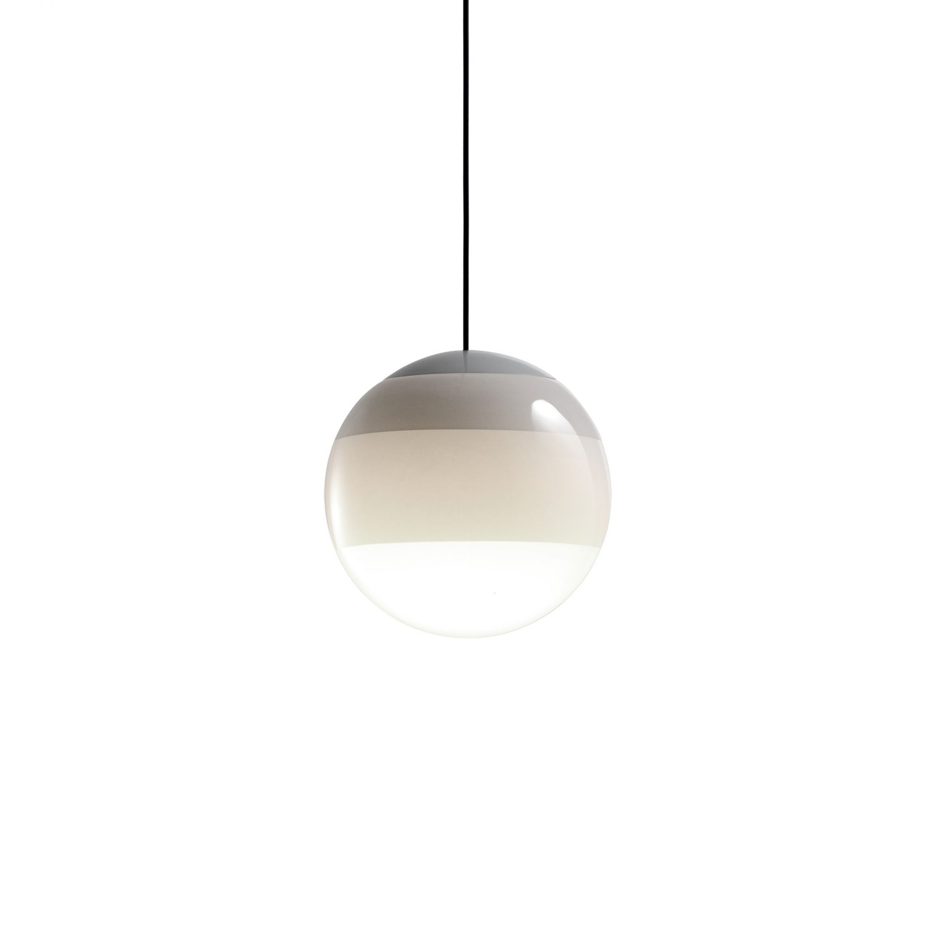 Nahaufnahme der Dipping Light Pendelleuchte in Perlweiß von Marset, modernes Design.