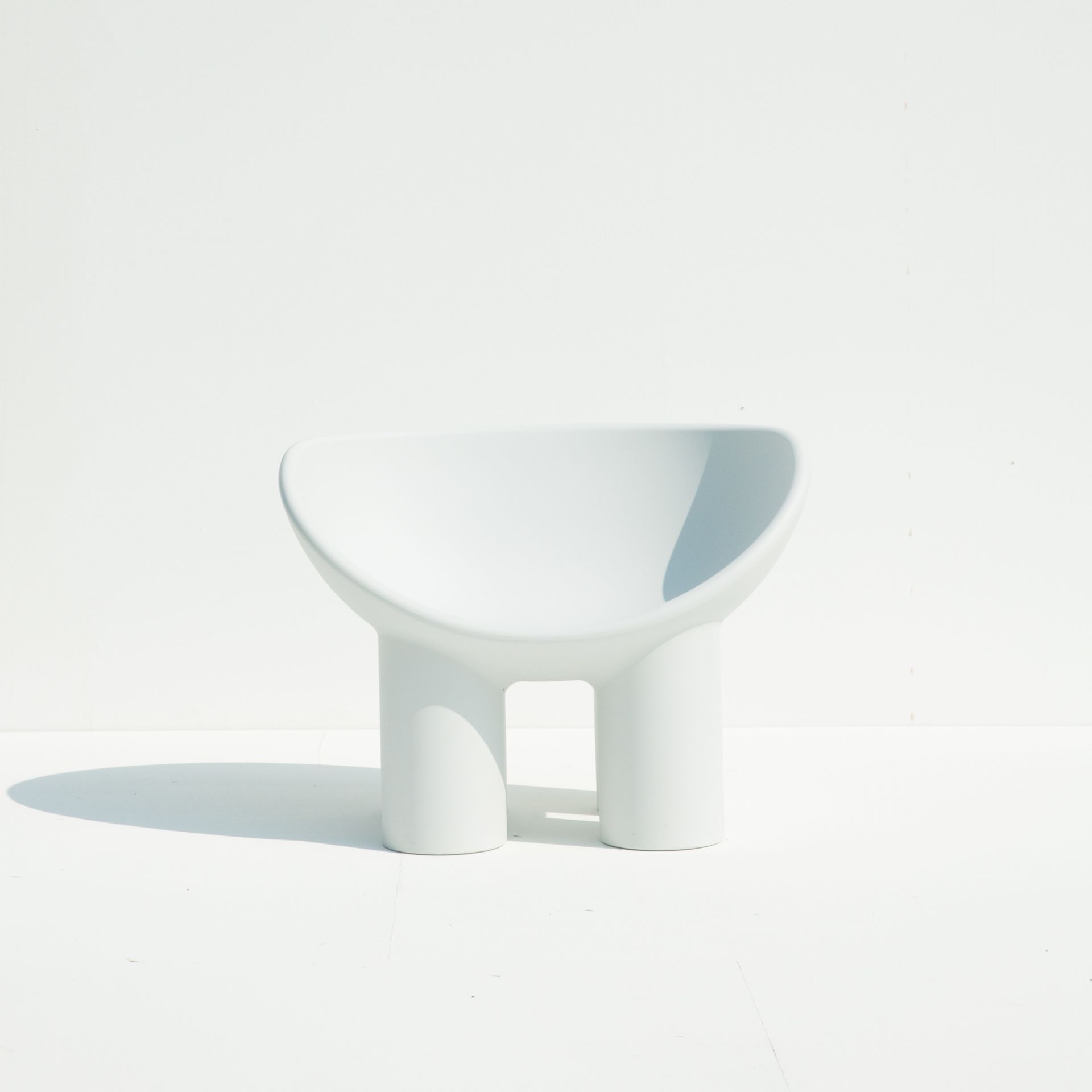Weißer Roly Poly Sessel von Driade Concrete, moderner Designstuhl mit minimalistischer Form.