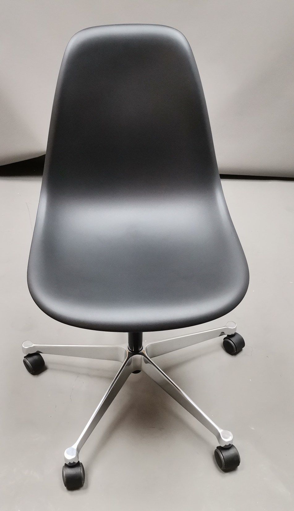 Eames Plastic Side Chair PSCC Drehstuhl SCHWARZ / POLIERT Vitra MÄNGELEXEMPLAR