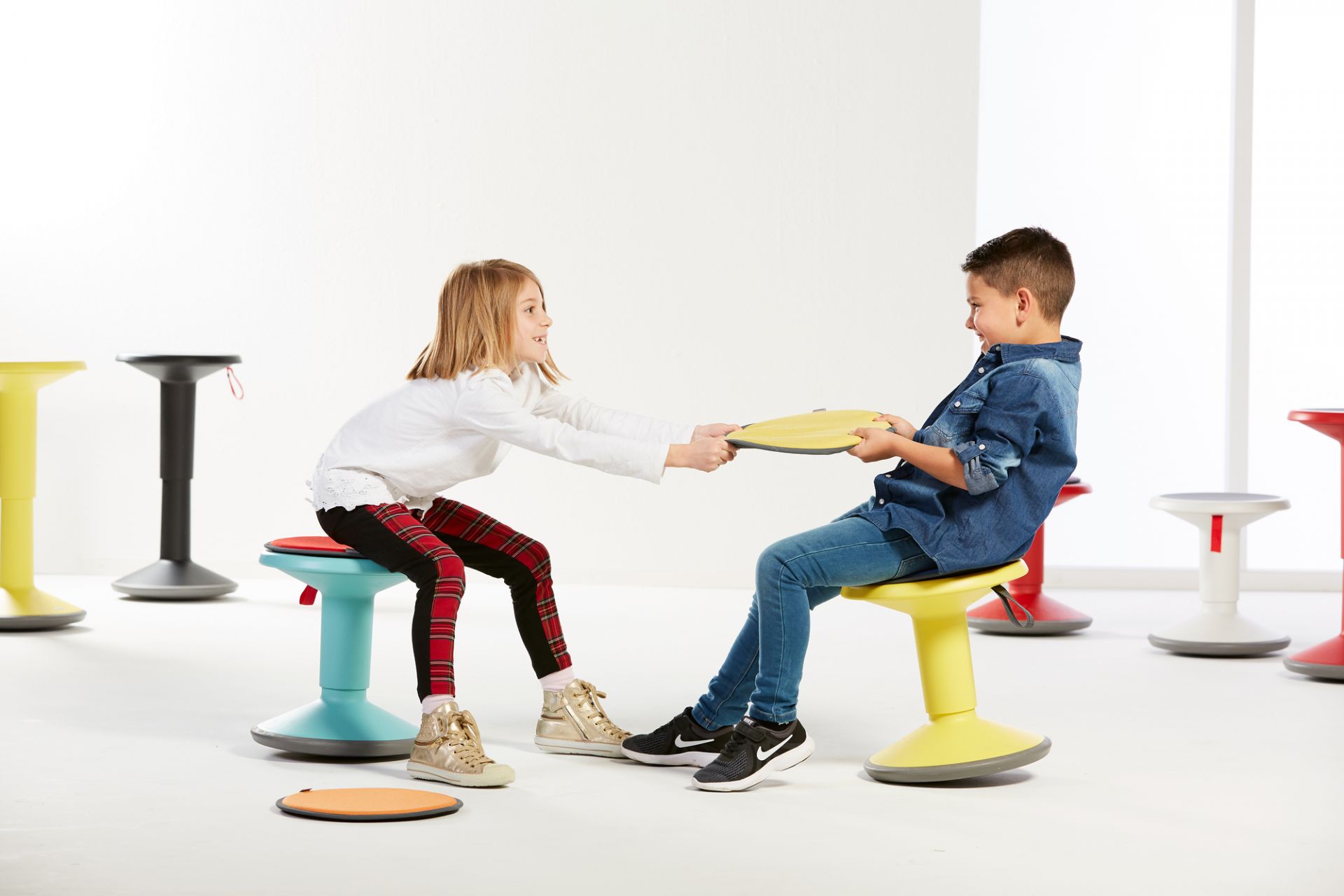 UP Junior Edition Kinderhocker Interstuhl zitronengelb