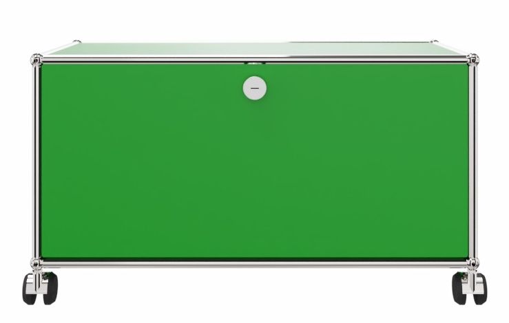 Grünes USM Haller TV-Möbel mit Rollen und abschließbarer Front für Wohnzimmer oder Hi-Fi-Anlage.