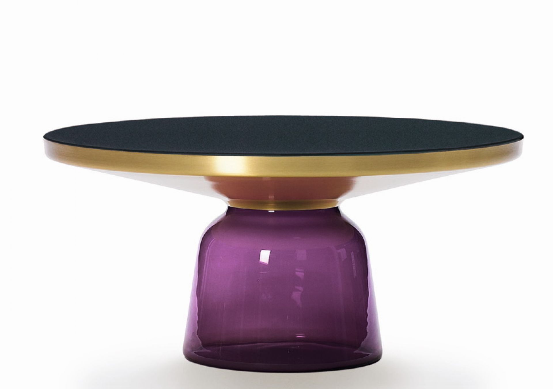 Bell Coffee Table mit violettem Glasfuß und Messingring unter schwarzer Tischplatte.