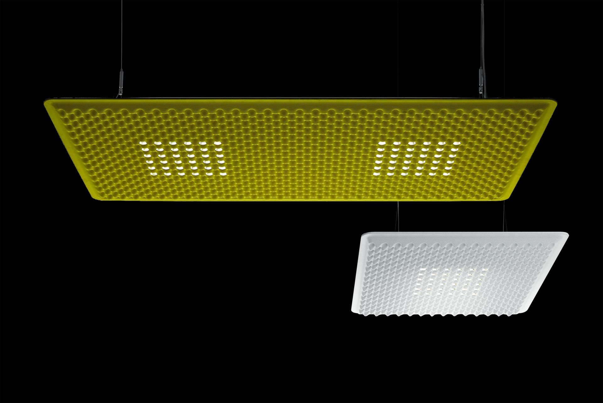 Gelbe und weiße Artemide Eggboard Matrix Pendelleuchten mit Wabenstruktur vor schwarzem Hintergrund.