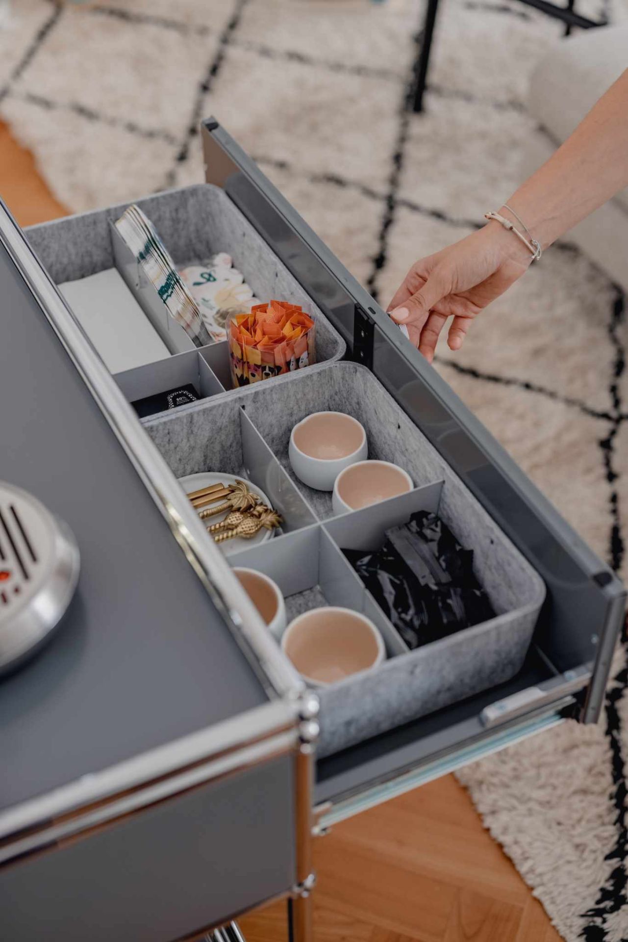 USM Haller Inos Box tief mit Tablett