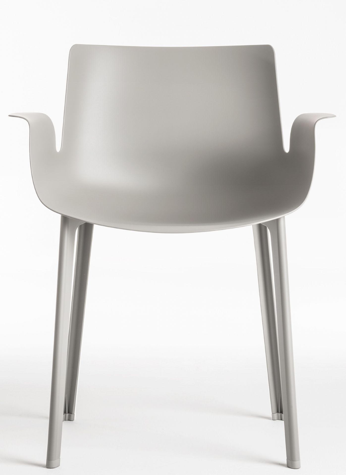 Grauer Piuma Stuhl von Kartell: Moderner Designstuhl mit Armlehnen, leicht und minimalistisch.