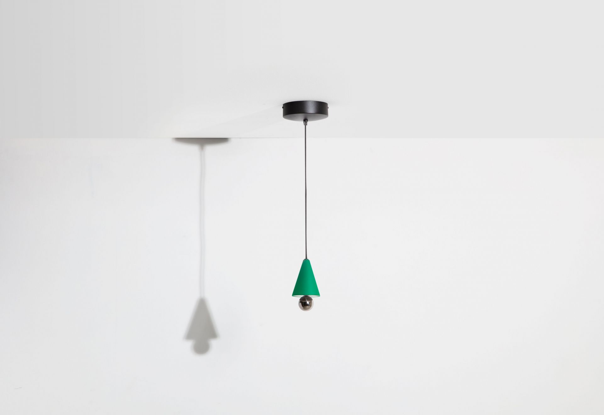 Mintgrüne Cherry Pendelleuchte XS von Petite Friture, moderne Hängelampe mit Kegelform und Kugel.