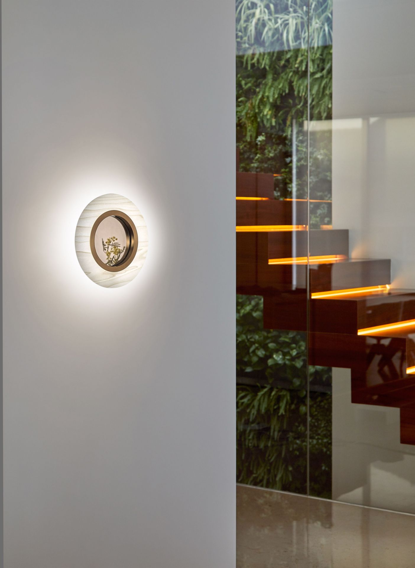 Lens LED Wandleuchte rund Metallring in Gold LZF Lamps