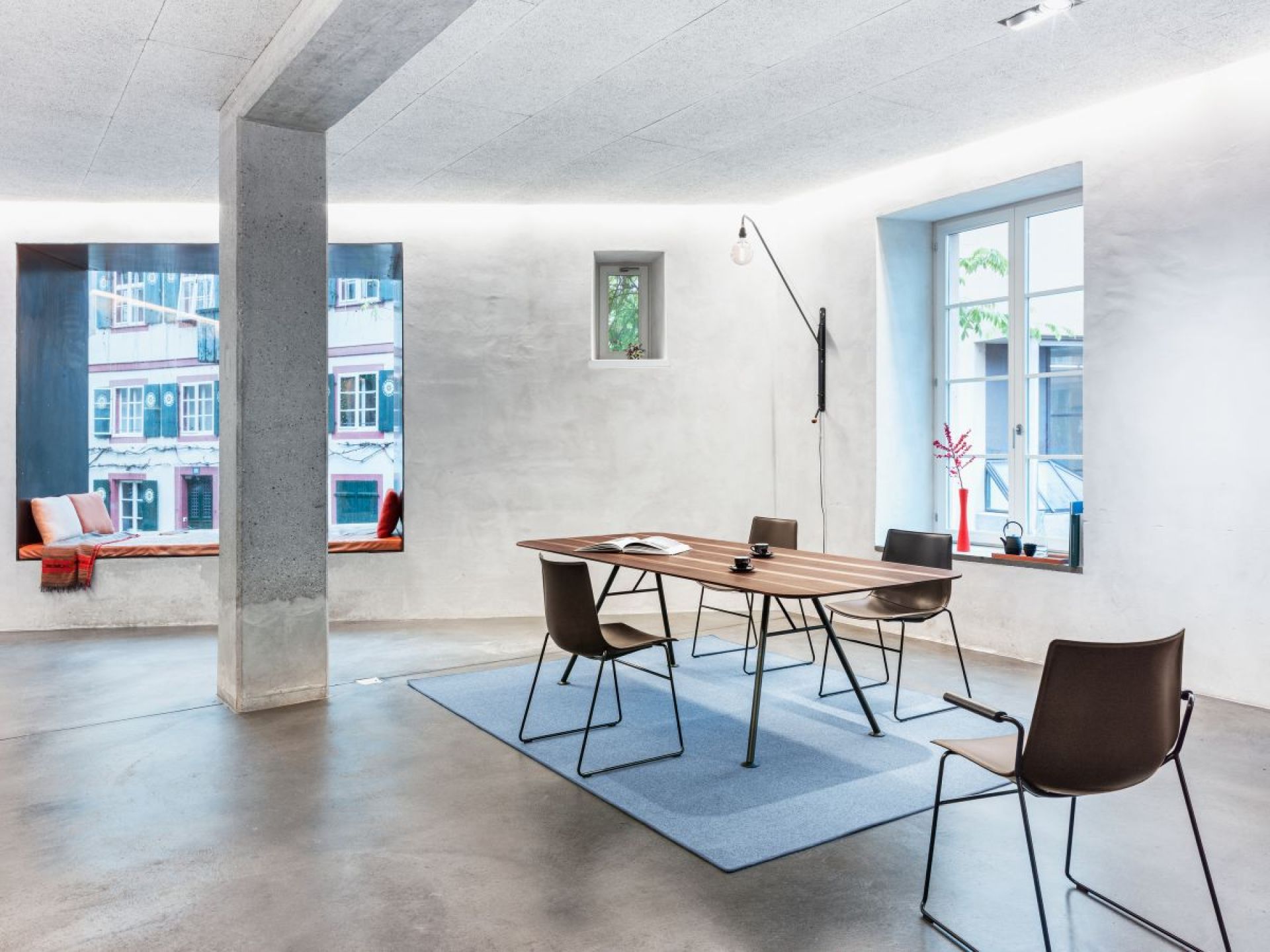 Akio Steel Tisch Girsberger