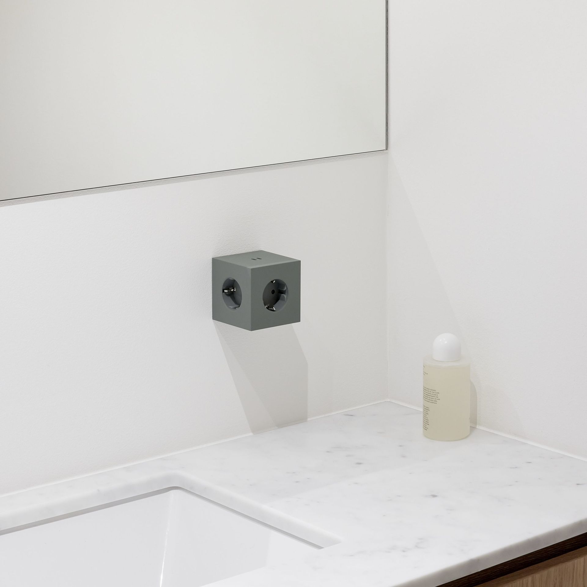 Square 2 - Avolt Steckdosenwürfel mit USB-C Eiche grün dfp Design