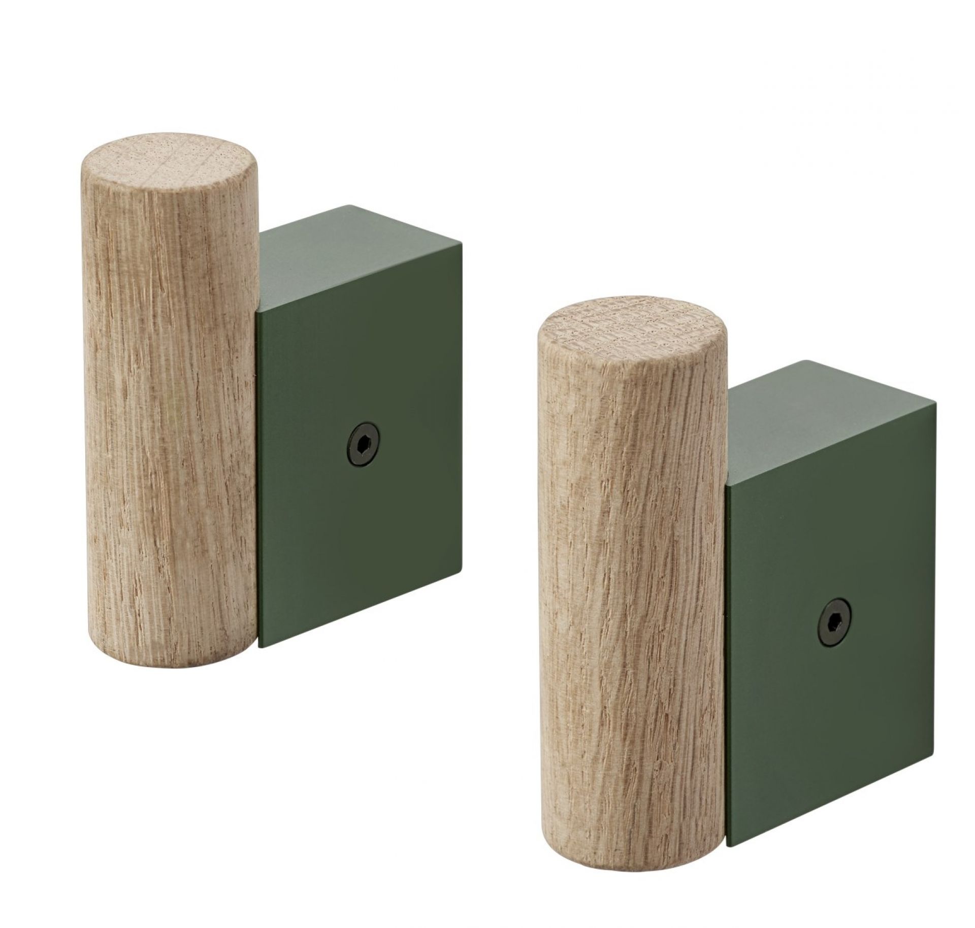 Zwei Muuto Attach Coat Hooks, Wandhaken aus Eiche und dunkelgrünem Metall.