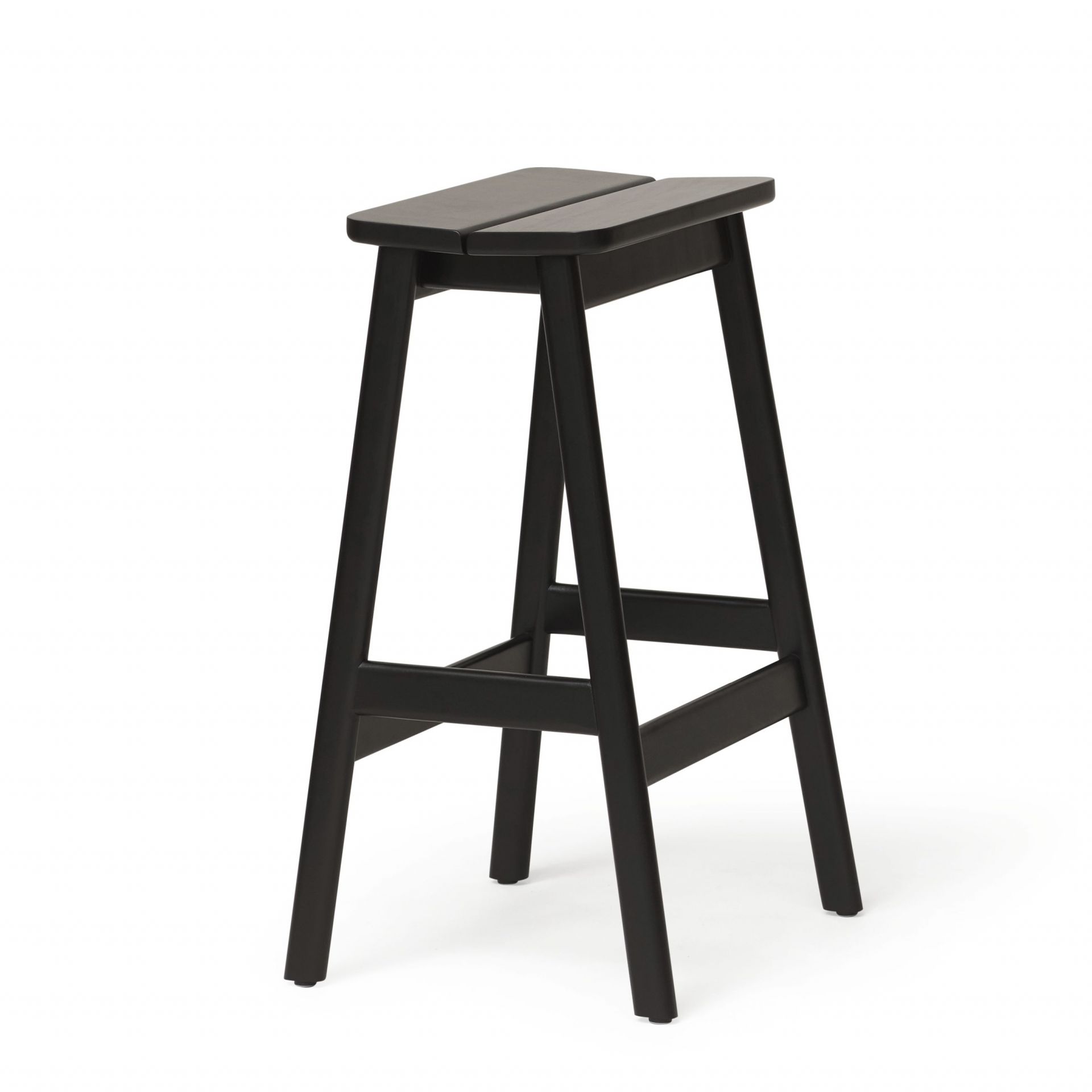 Angle Standard Barhocker Form & Refine Angle Barhocker von Form & Refine, 65 cm hoch, schwarz gebeizt, aus Holz.