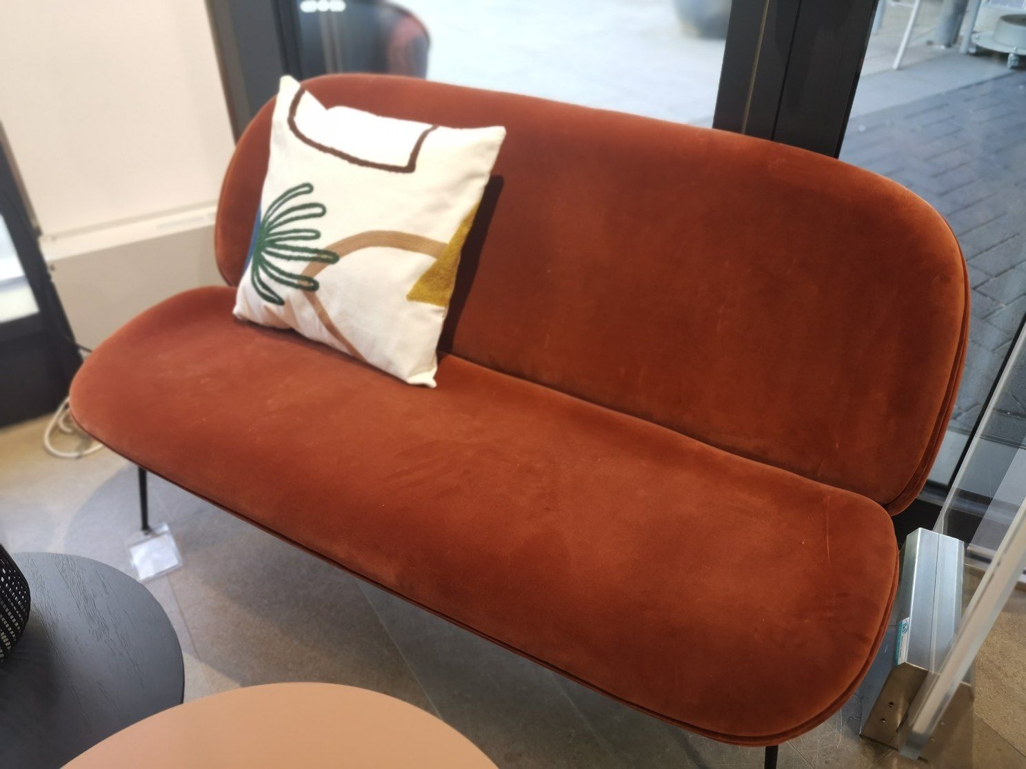 Beetle 2-Sitzer Sofa Gubi AUSSTELLUNGSSTÜCK