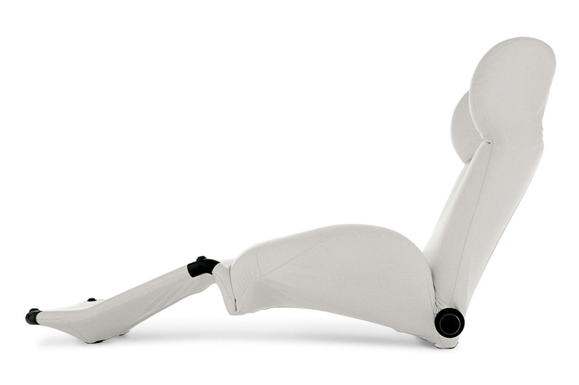 Weißer Cassina Wink Sessel, Seitenansicht, moderner Design Sessel mit verstellbarer Rückenlehne und Fußstütze.