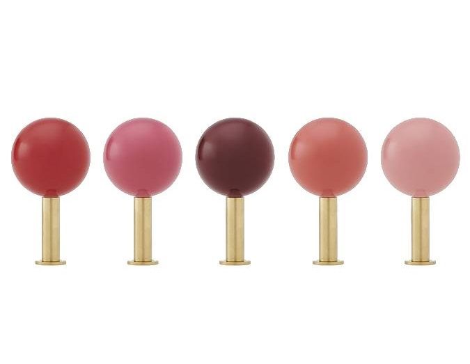 Schönbuch Dots Wandhaken 5er Set Marrakech in verschiedenen Rottönen mit goldenen Halterungen.
