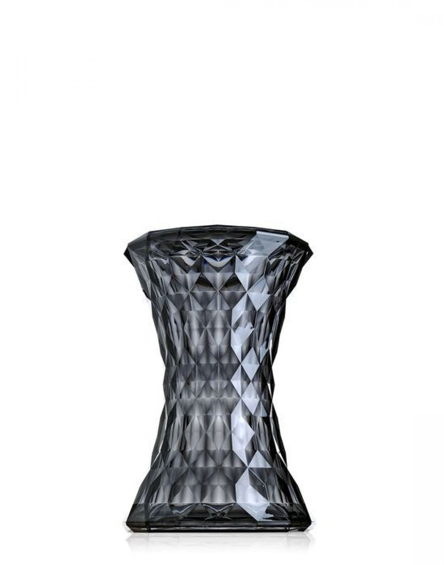 Grauer Stone Hocker von Kartell mit facettierter Oberfläche und modernem Design. Dekorative Sitzgelegenheit.