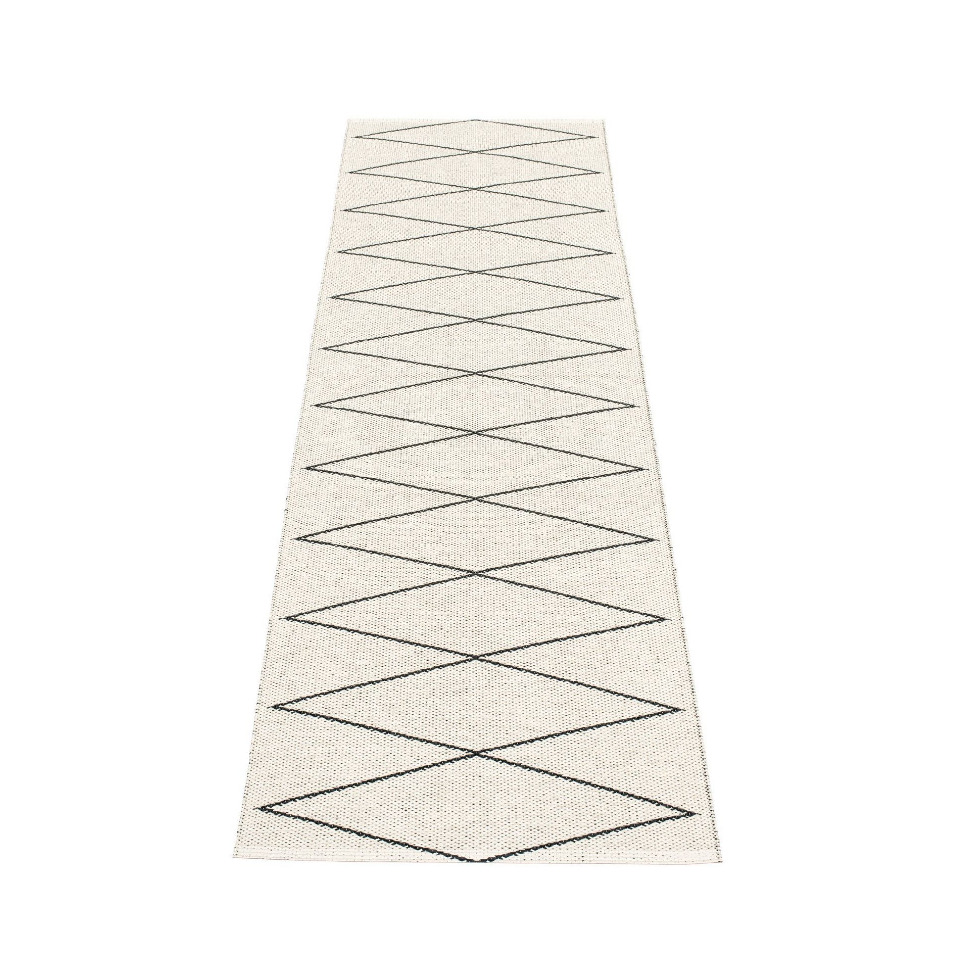 Max Kunststoffteppich von Pappelina, 70x240 cm, schwarz-vanille mit grafischem Rautenmuster. Küchenteppich, Badteppich.
