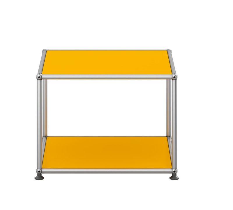 USM Haller Beistellmöbel offen QUICK SHIP Goldgelb USM Haller Beistelltisch in Goldgelb, offenes Design mit zwei Ablageflächen, modernes Möbelstück für Wohnraum und Büro.