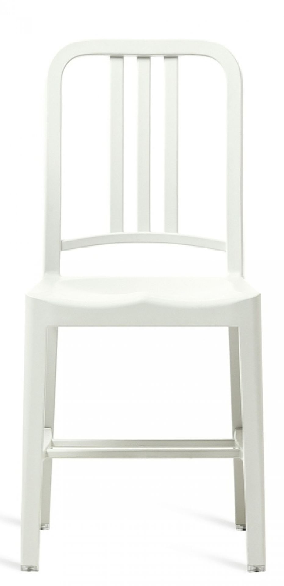 Weißer Emeco 111 Navy Chair Stuhl aus recyceltem Kunststoff, minimalistisches Design für Wohn- und Esszimmer.
