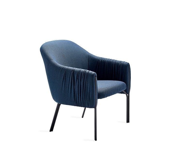 Blauer Celine Sessel der Freifrau Manufaktur mit gerafften Armlehnen und schwarzem Metallgestell.