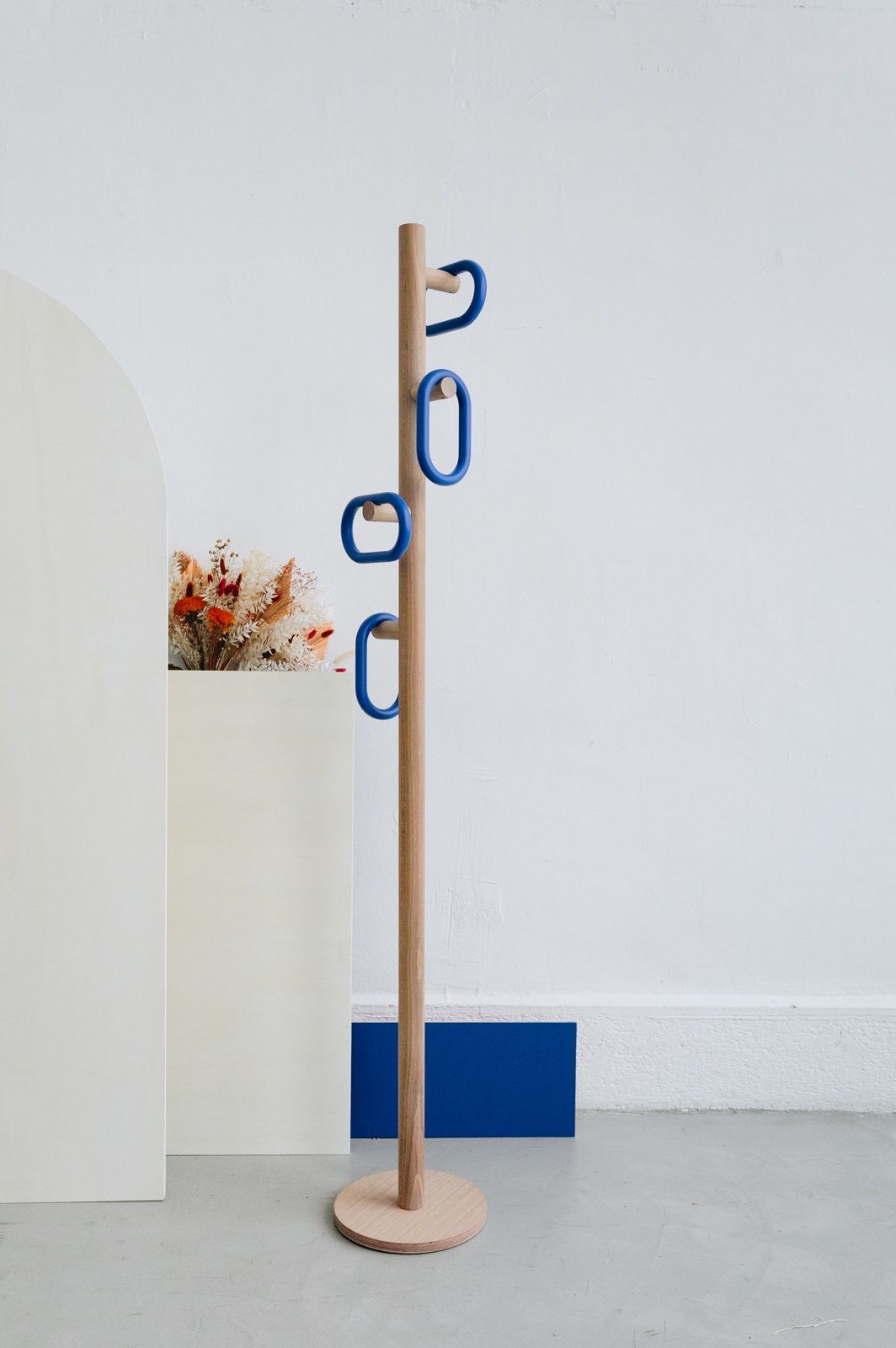 Fernand Coat Stand Kleiderständer Hartô Eiche / Schwarz
