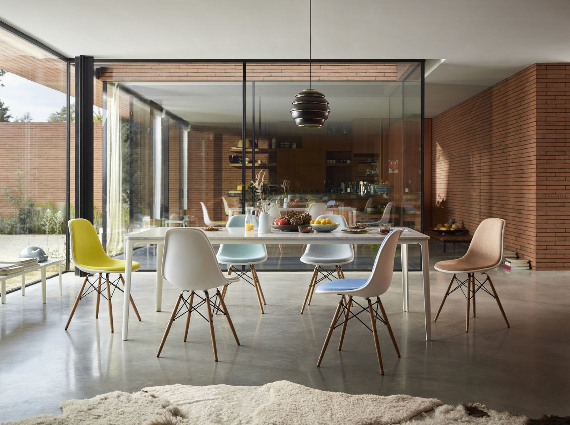 Eames Plastic Side Chair DSW Stuhl mit Sitzpolster Vitra