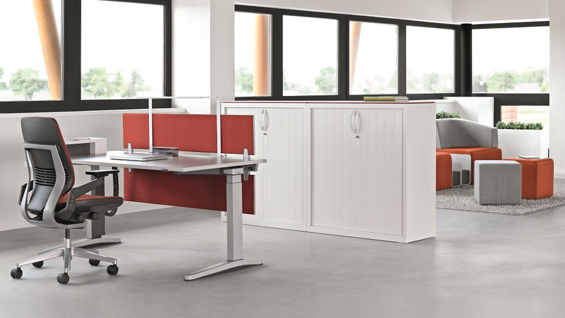 Moderner Arbeitsplatz mit Steelcase Ology Sitz-Steh-Tisch und Bürostuhl für ergonomisches Arbeiten im Büro.