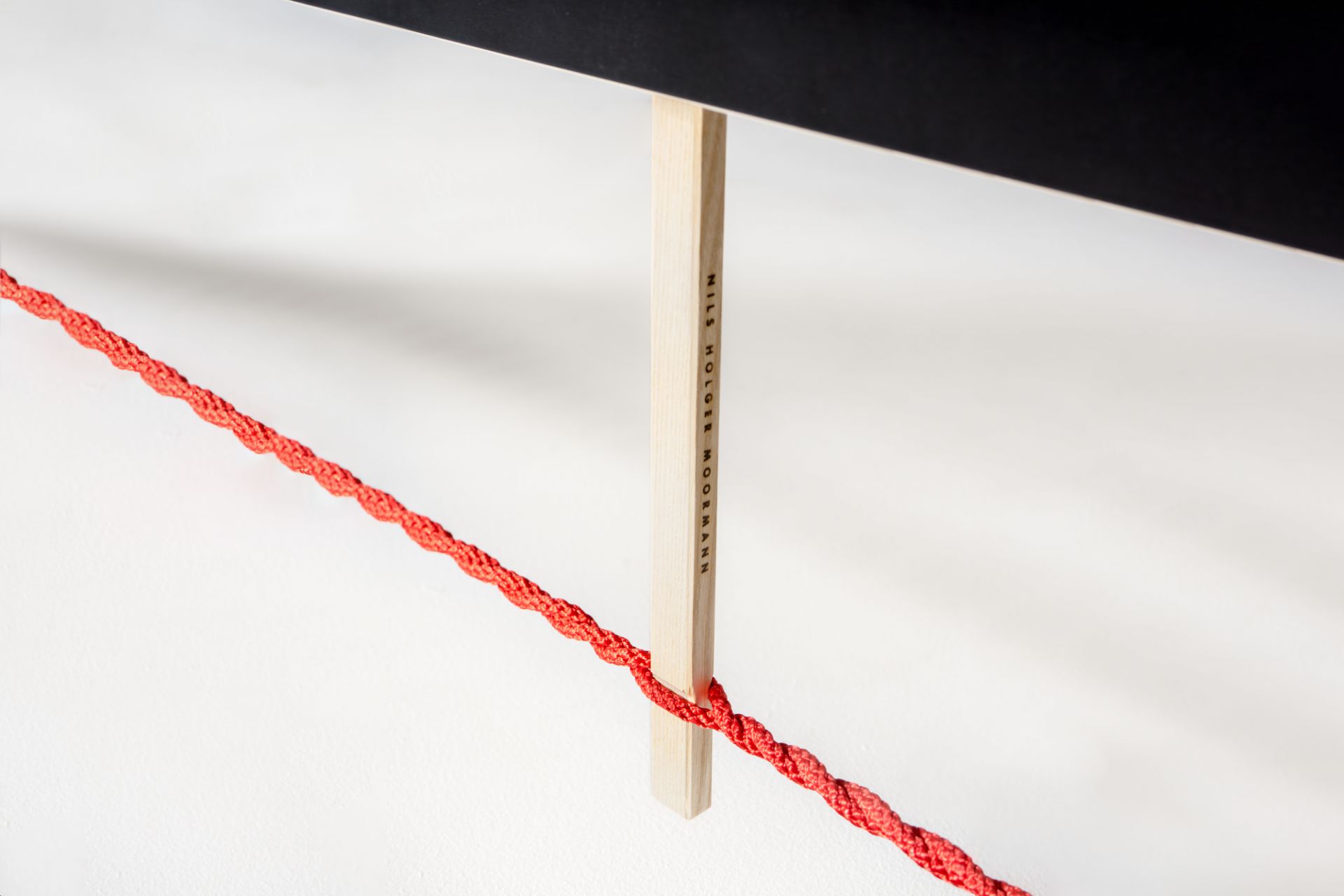 Langer Max Sitzbank 180 cm weiss Seil rot Nils Holger Moormann