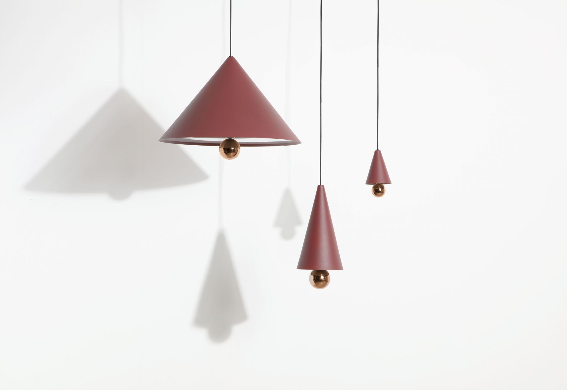 Cherry Pendant light Pendelleuchte L Petite Friture Braunrot