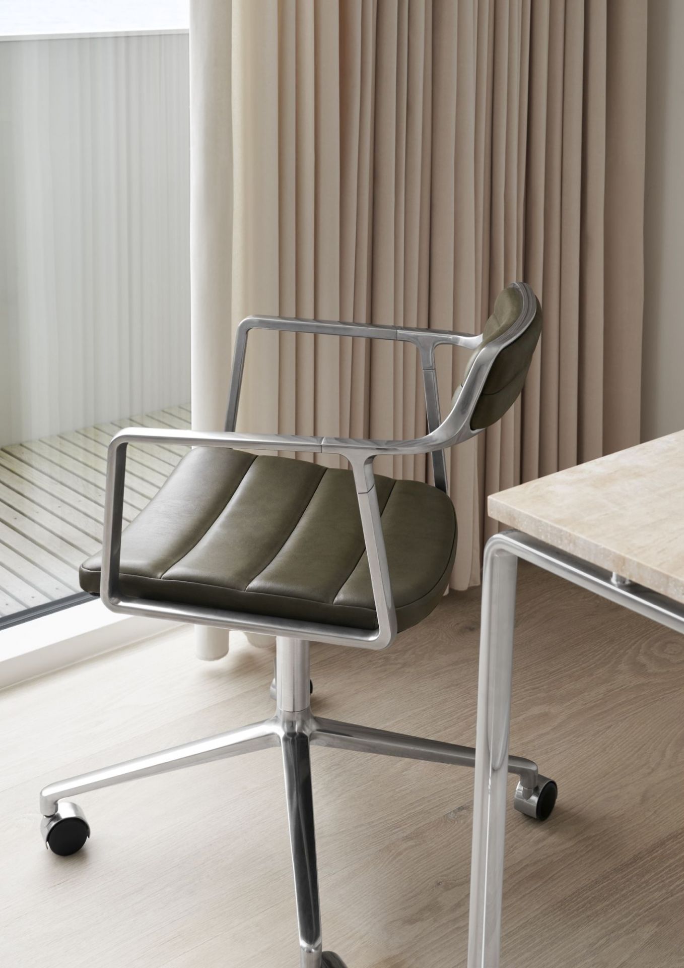VIPP452 Swivel Stuhl mit Gleitern grünes Leder Vipp VIPP452 Swivel Stuhl mit Gleitern grünes Leder Vipp