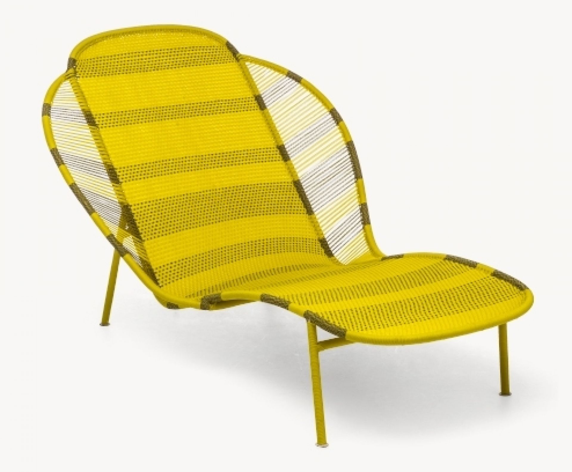 Gelbe Imba Liege aus der M' Afrique Collection von Moroso für den Außenbereich.