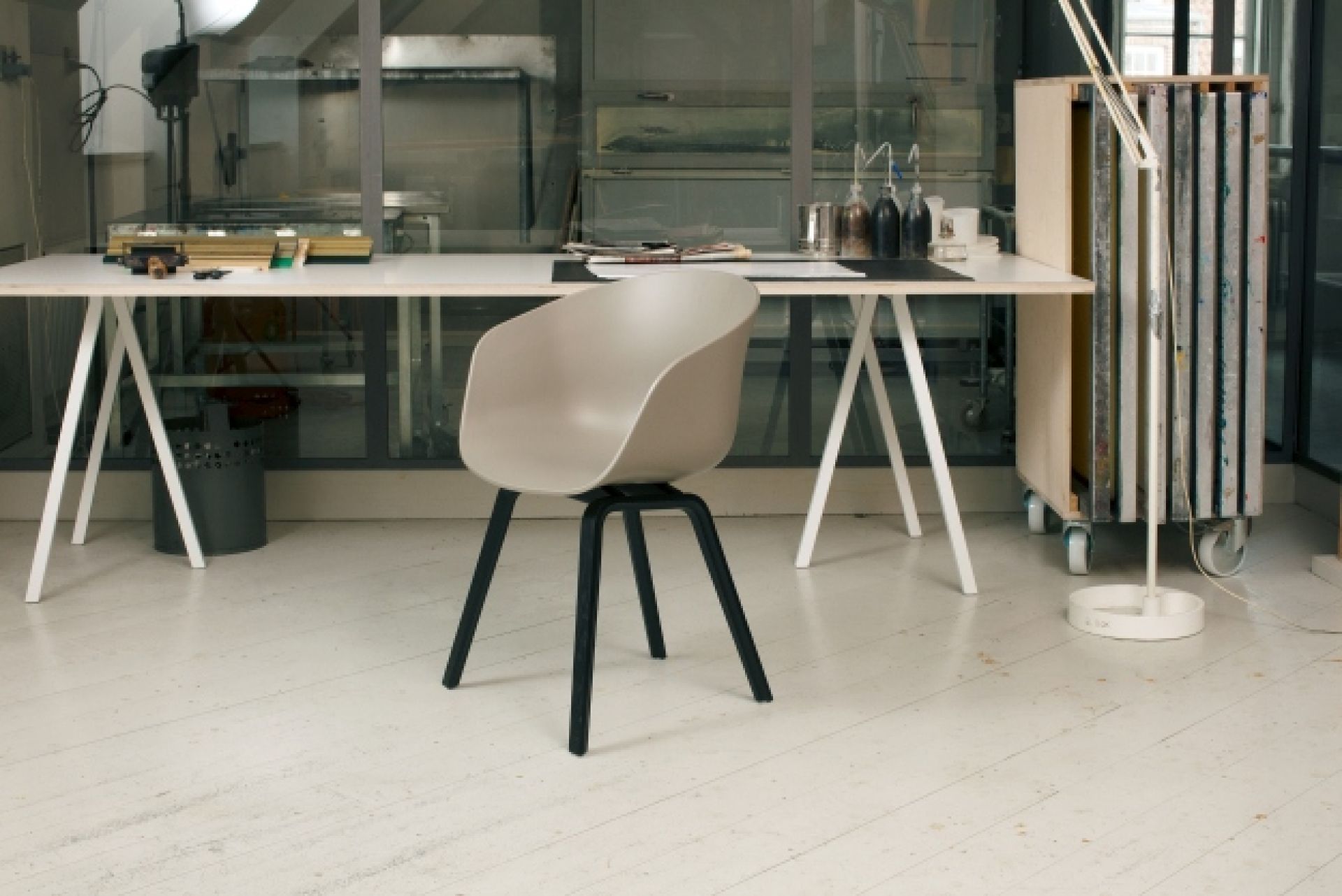 Loop Stand Table B 200 cm TISCHPLATTE WEISS/GESTELL SCHWARZ Hay EINZELSTÜCK