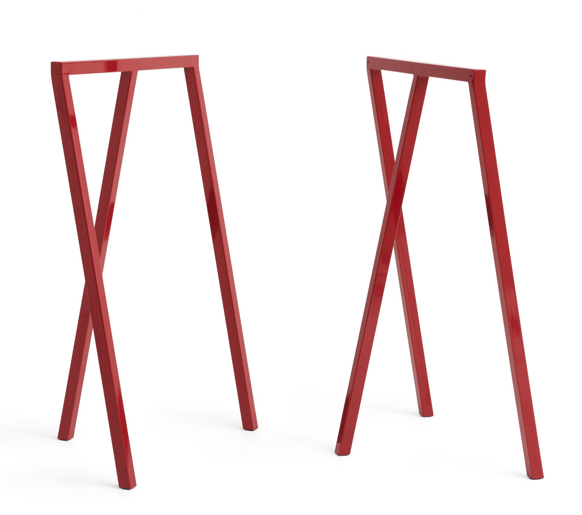 Zwei rote Hay Loop Stand Tischböcke aus Metall vor weißem Hintergrund.