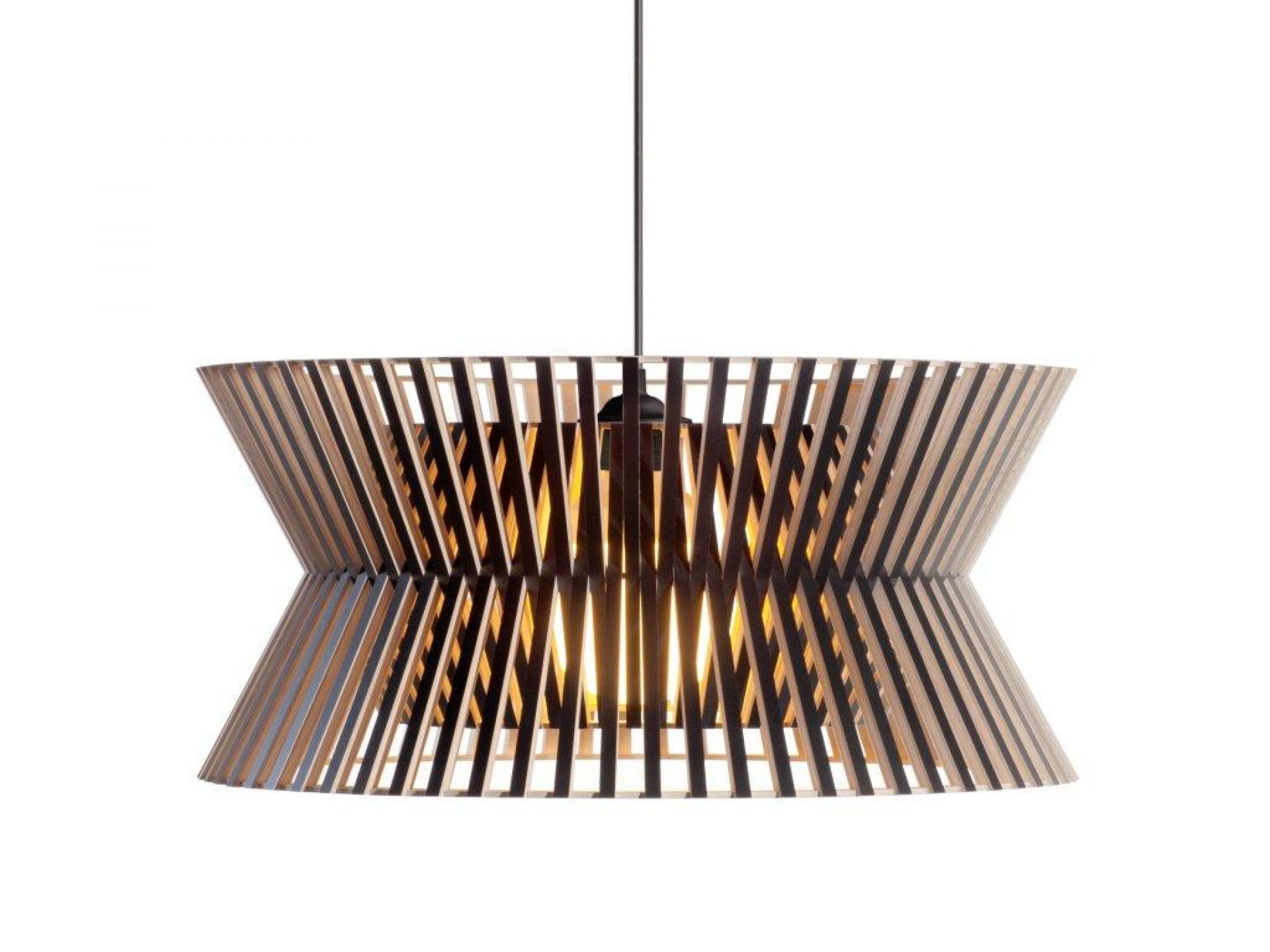 Kontro 6000 Pendelleuchte von Secto Design: Moderne Holzlampe mit skandinavischem Design für Wohnräume.