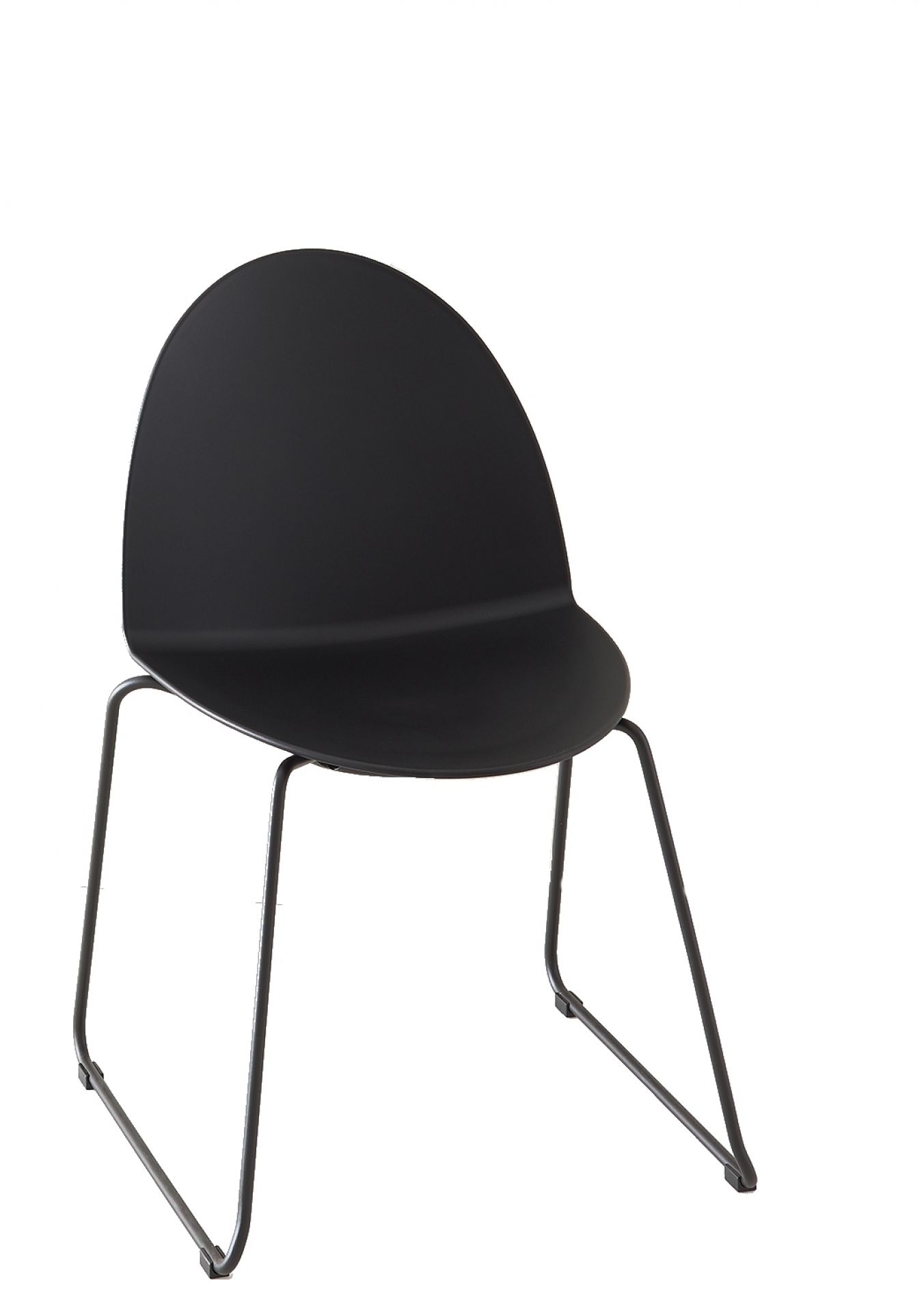 Schwarzer Camel Stuhl mit Kufengestell von Segis. Moderner Designstuhl für Büro und Wohnbereich.