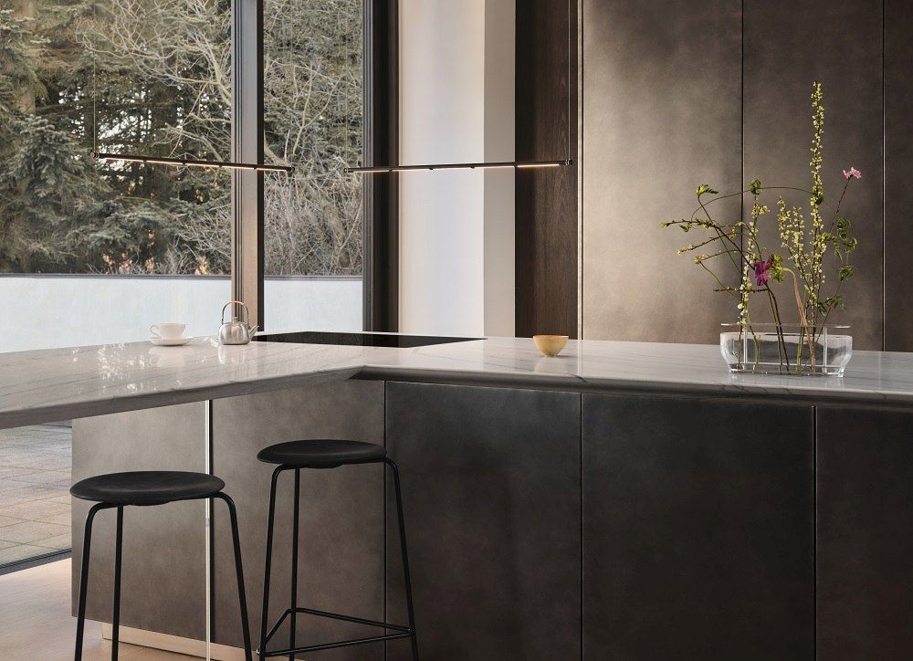 Moderne Küche mit Oneline Lampe von Fritz Hansen als Hängeleuchte über einer Kücheninsel.