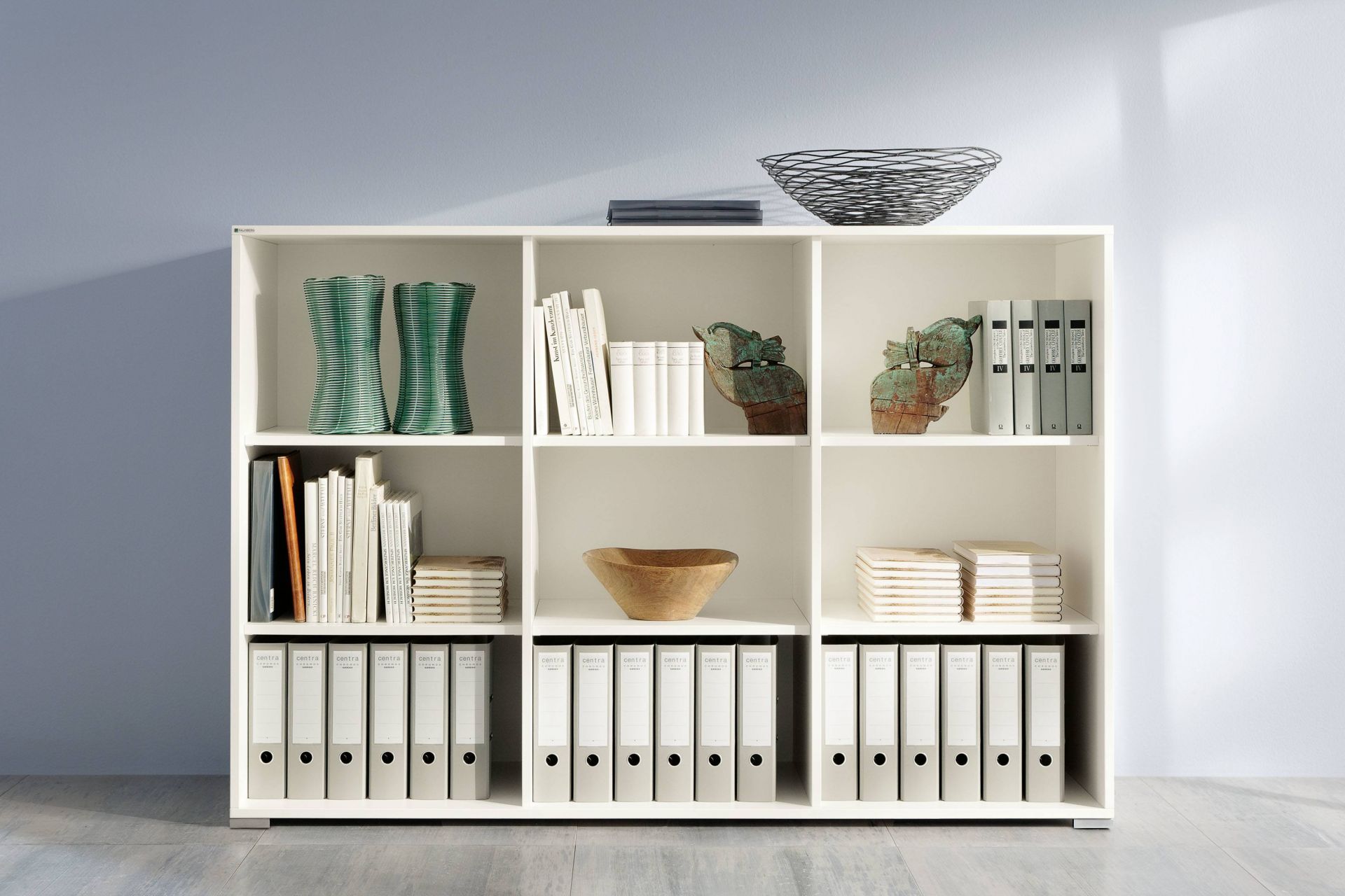 Weißer Palmberg Select Büroschrank mit neun Fächern, gefüllt mit Büchern, Ordnern und Dekoration.