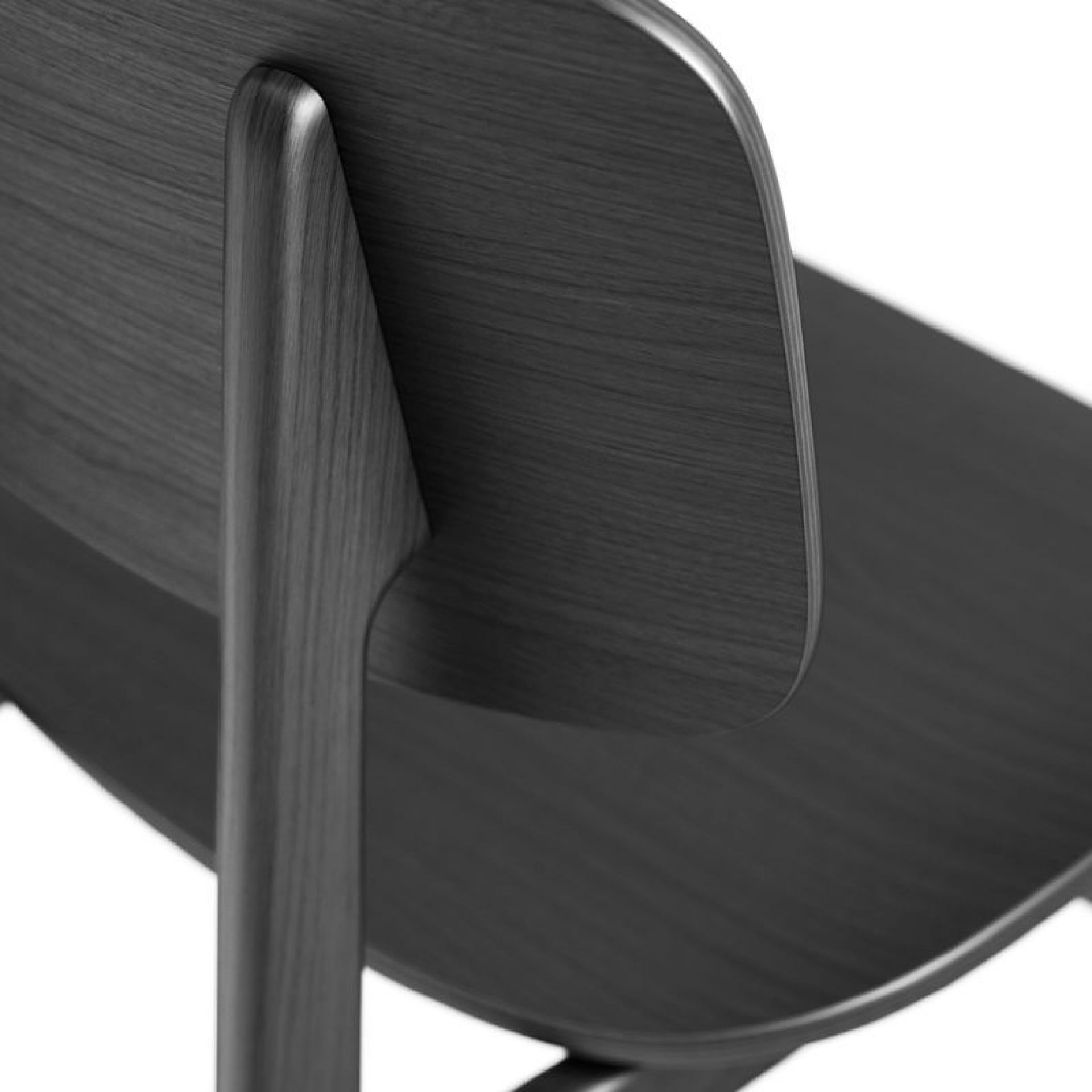 Detailaufnahme: Schwarzer NY11 Stuhl von Norr11 aus Eichenholz, moderner Esszimmerstuhl.