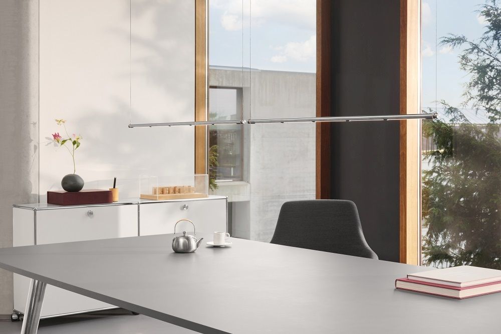 Oneline Hängeleuchte von Fritz Hansen über Esstisch, moderne Pendelleuchte für Esszimmer und Wohnraum.