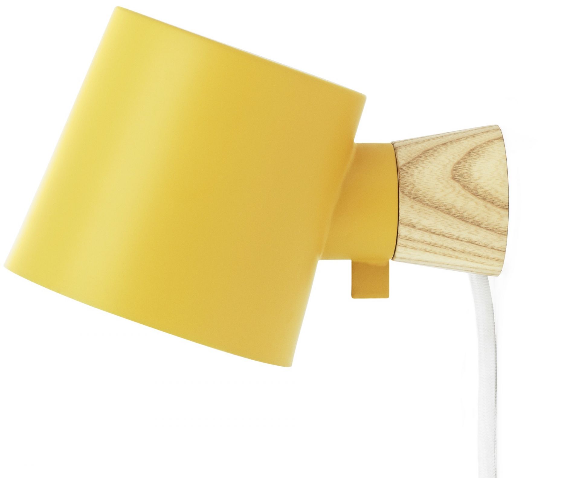 Gelbe Normann Copenhagen Rise Wandleuchte mit Holzdetails und weißem Kabel. Moderne Innenbeleuchtung.