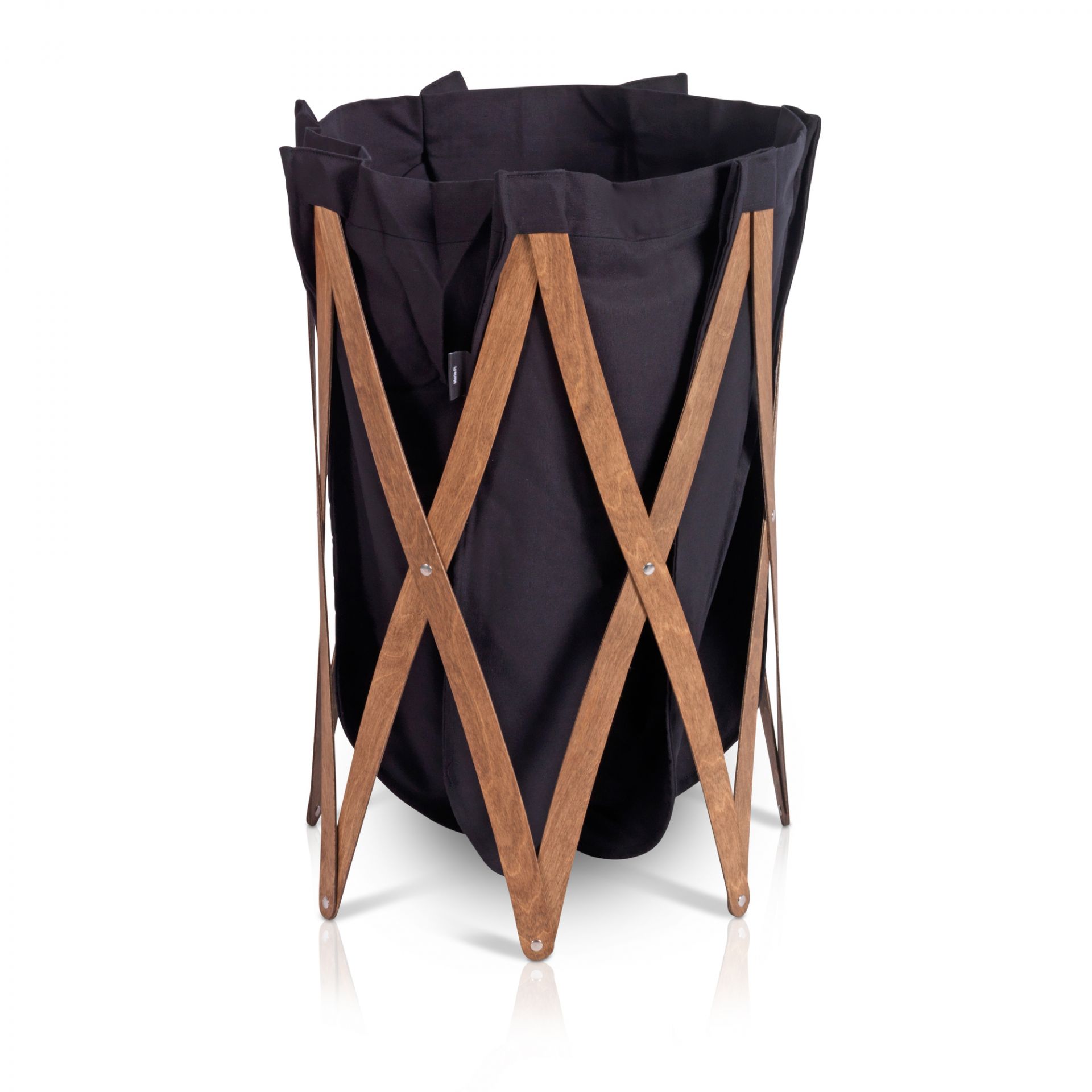 Marie Pi Wäschekorb mit walnussfarbenem Gestell und schwarzem Stoffeinsatz, ideal für Bad oder Schlafzimmer.