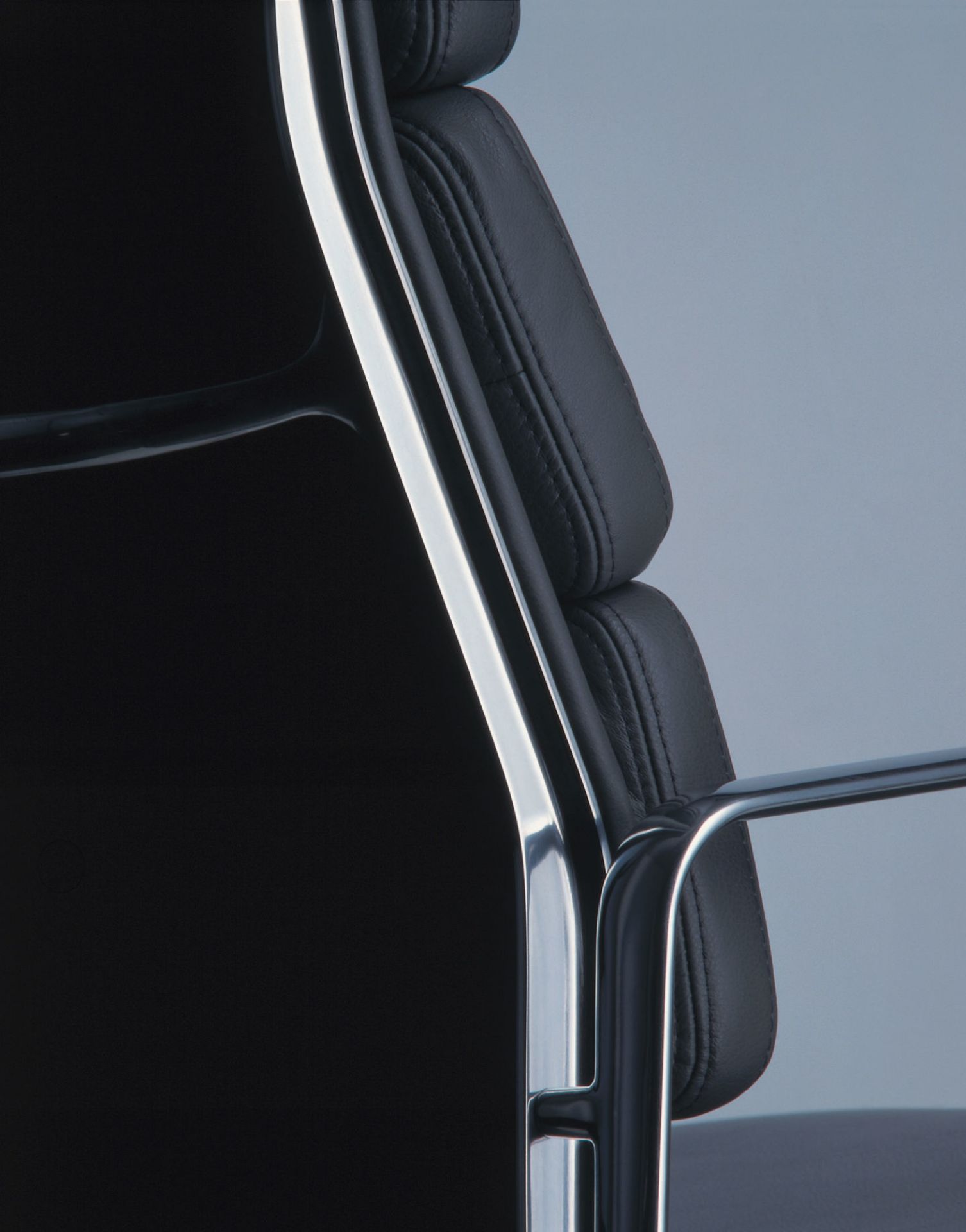 Soft Pad Chair EA219 / EA 219 Sessel Leder Premium Schwarz Vitra AUSLAUFVARIANTE