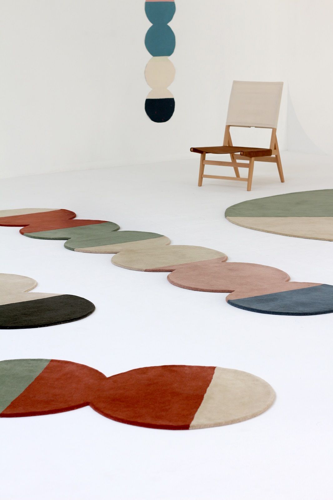 Nanimarquina Pearls Runner Teppich: Farbige, runde Teppiche auf weißem Boden, minimalistisches Design.