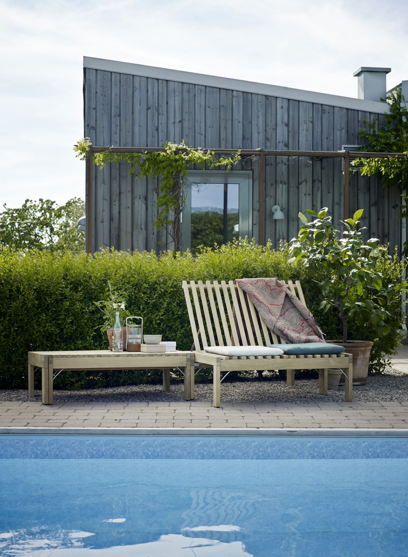 Riviera Lounge Teak mit Sitzkissen Charcoal Outdoor Skagerak by Fritz Hansen