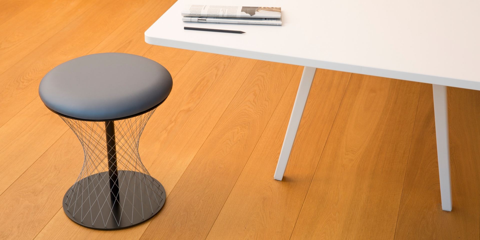 Network Stool Hocker Schwarz Favius